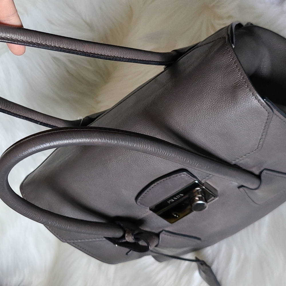 💯 Authentic Prada Handbag 🍀 - Picture 12 of 16
